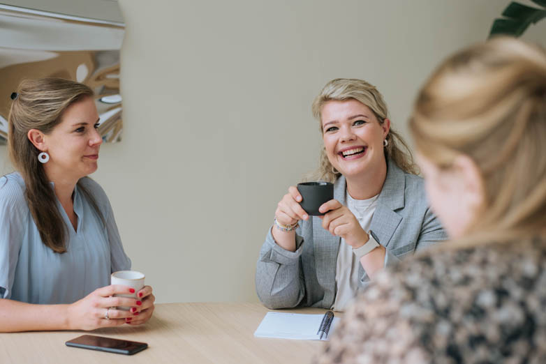 foto-collega's-in-gesprek-aan-tafel